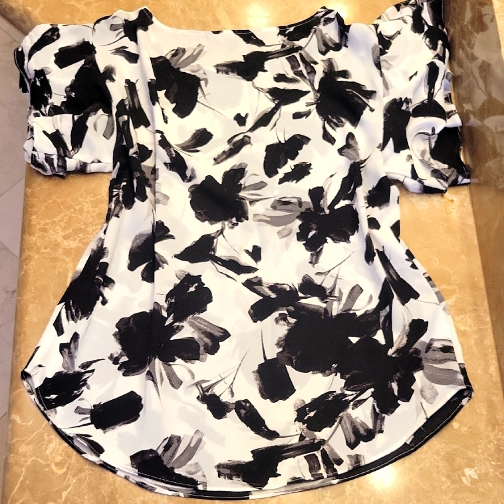 Isaac Mizrahi Black and White Abstract Blouse,  M
